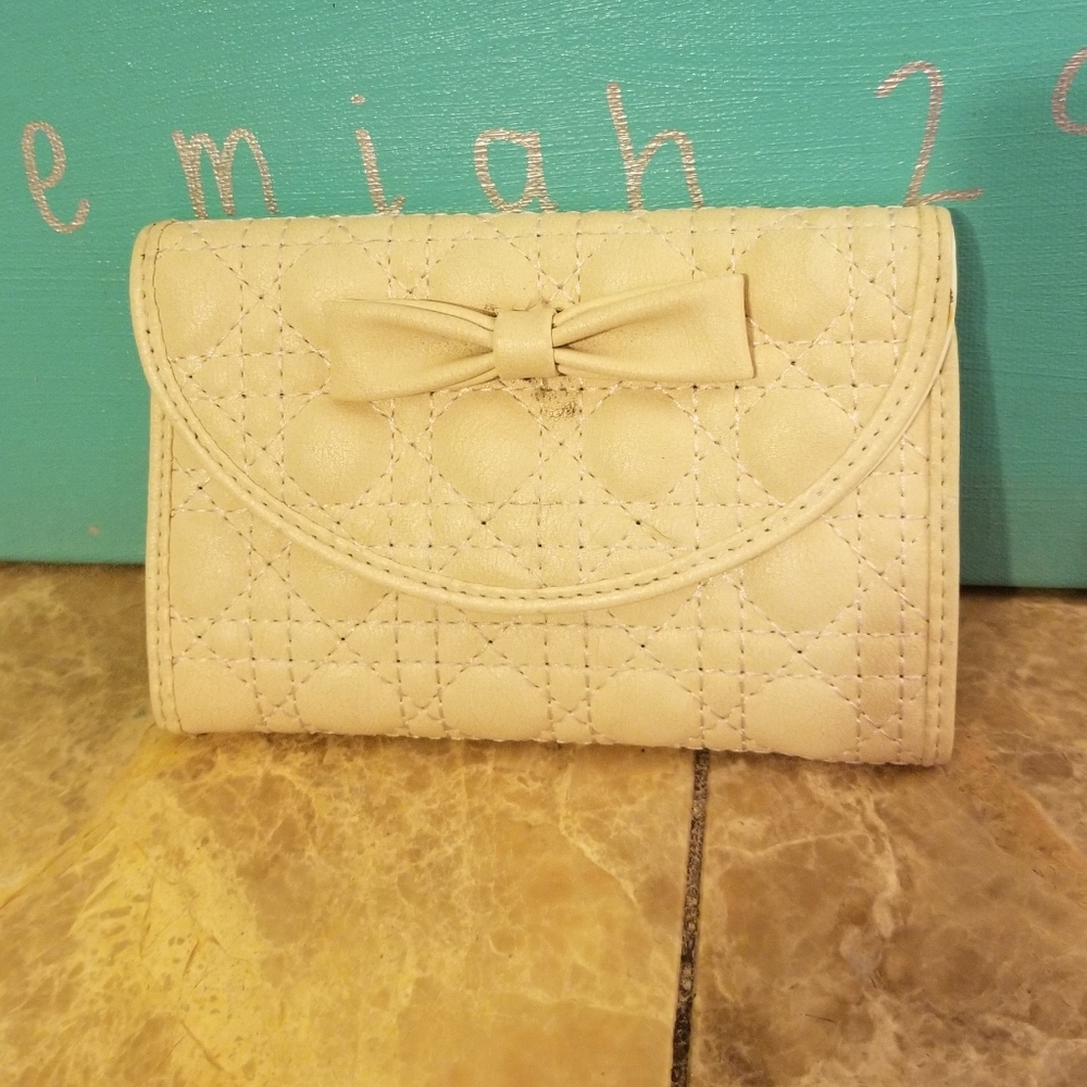 CBOCS cream vintage look bifold wallet
Magnetic sn